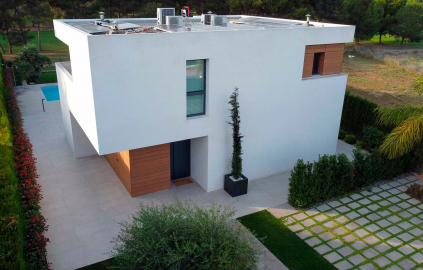 Vista aérea de la casa. Apreciamos el juego de volúmenes diseñado por el arquitecto y las placas fotovoltaicas de esta vivienda altamente eficiente.