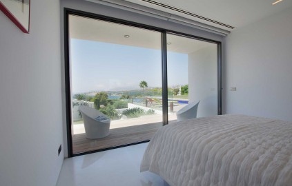 Vista de la terraza individual de la suite a través de la ventana minimalista
