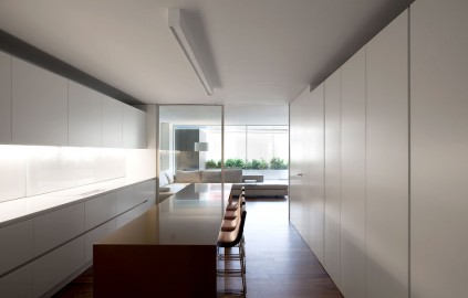 Vista de la terraza desde la cocina a través de la ventana minimalista de grandes dimensiones