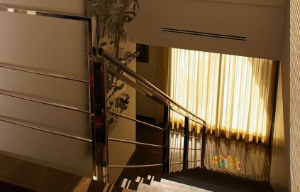 Vista de barandilla y escalera metálica interior