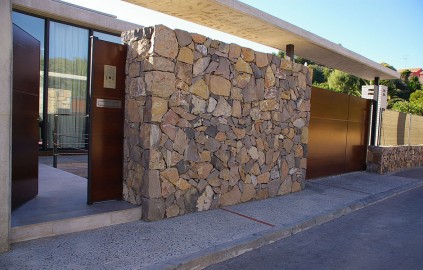 Puertas exteriores paneladas en madera y estructura metálica