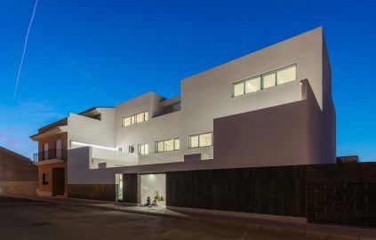 Vista nocturna de vivienda Passive House en Valencia
