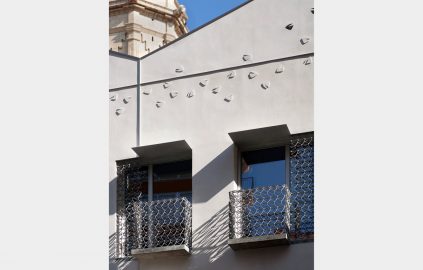 Barandillas de los balcones en la fachada principal