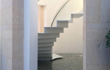 Escalera del Torreón en Ibiza. Podemos ver esta escultura flotar sobre el agua del estanque