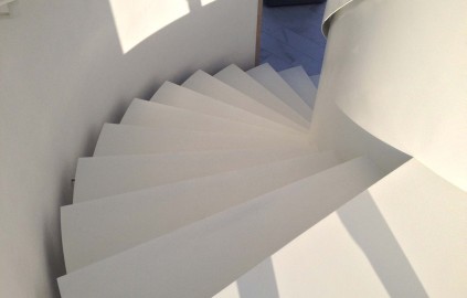 La escalera esta separada 70 mm lateralmente del muro, la barandilla esconde la iluminación led